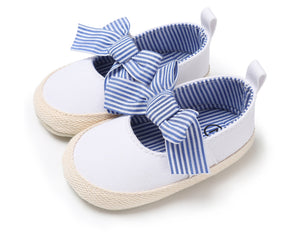 Zapatos para bebé niña blancos con moño azul rayado con suela suave